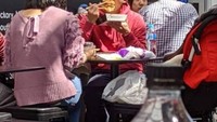Biasanya sumpit digunakan untuk makan nasi, sushi dan mie. Namun, pria yang satu ini malah pakai sumpit untuk makan burger. Foto: Instagram /Twitter