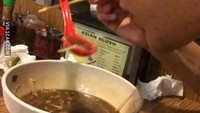 Tak kalah nyeleneh, pria ini menyeruput kuah makanan pakai dua alat sekaligus, yakni sendok yang diangkat menggunakan sumpit. Foto: Instagram /Twitter