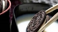Tak mau repot, orang ini pilih makan biskuit Oreo pakai sumpit saat dicelupkan ke dalam susu. Katanya supaya semua lapisan biskuitnya terendam susu dengan sempurna. Foto: Instagram /Twitter