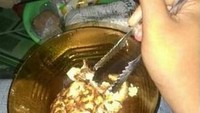 Meski bentuknya mirip seperti sumpit, tapi alat ini tidak selayaknya dipakai untuk makan. Ini adalah capitan untuk menggoreng makanan. Foto: Instagram /Twitter