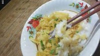 Menyukai tantangan, orang ini pilih makan bubur pakai sumpit. Ternyata ada sekte lain selain tim bubur diaduk dan tidak diaduk. Foto: Instagram /Twitter