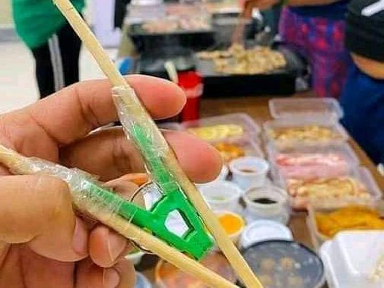 10 Cara Nyeleneh Pakai Sumpit Ini Bikin Ngakak