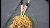 Masih menggunakan jepitan jemuran untuk menggunakan sumpit. Bahkan jepitan jemurannya sampai dilakban agar tak terlepas. Foto: Instagram /Twitter