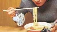 Cara makan mie pakai sumpit ini lebih kepada kreatif. Pada sumpit di bagian belakangnya digantungkan kipas angin mini untuk meniupkan mienya. Foto: Instagram /Twitter