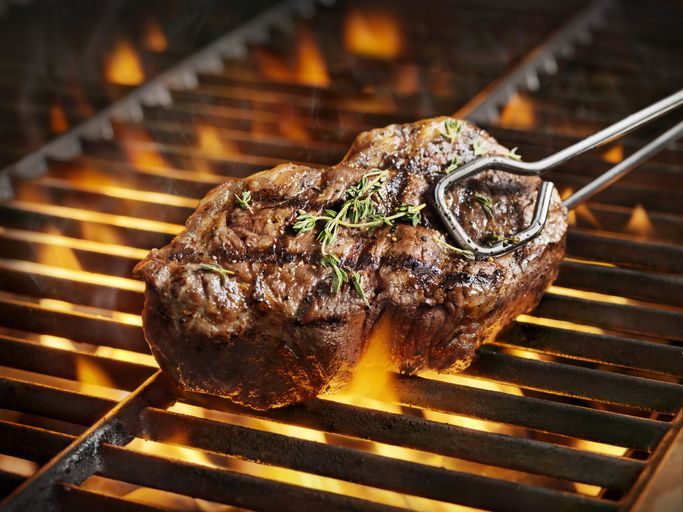 5 Tips Memanggang Daging Juicy dan Tak Gosong dari Executive Chef