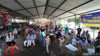 Vaksinasi anak-anak usia 6 sampai 11 tahun ini diselenggarakan selama dua hari, Kamis (30/12) dan Jumat (31/12). Untuk sasaran vaksinasi sebanyak 1.000 anak. Adapun pelaksanaan vaksinasi anak-anak ini diselenggarakan RST dr Soedjono Magelang bekerja sama dengan Kodim 0705/Magelang dan Pemkot Magelang.