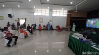 Anak-anak saat berada di ruang observasi bisa menikmati makanan dan hiburan film kartun Upin dan Ipin. Hal ini sengaja diputarkan film kartun agar anak-anak tersebut tidak jenuh menunggu sampai 30 menit  di ruang observasi tersebut.