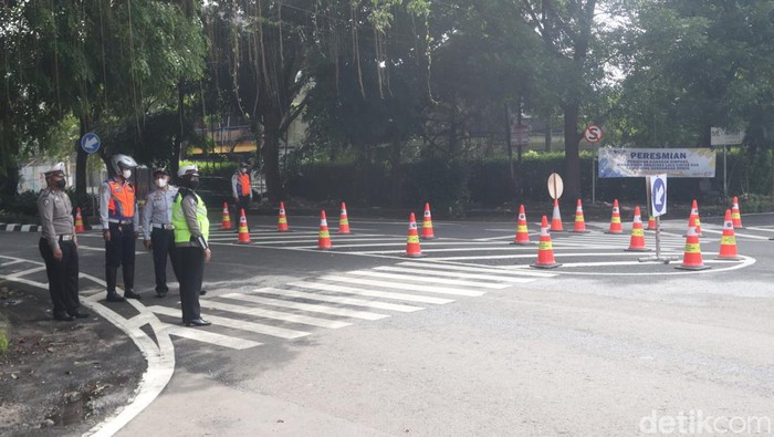 Catat! Ini Rekayasa Lalu Lintas di Tiga Persimpangan Kota Bandung Rekayasa lalu lintas dilakukan Dinas Perhubungan dan Satlantas Polresta Bandung di tiga persimpangan di Kota Bandung, Jawa Barat.