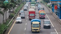 Sejumlah kendaraan besar melintasi Jalan Tol Lingkar Luar Jakarta, Kamis (30/12/2021).