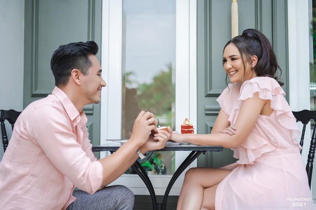 Inilah potret mesra pasangan selebriti Tanah Air tersebut yang telah menikah belasan tahun namun tetap mesra. Dalam keterangan foto ini, Darius mengumbar kalimat romantis untuk Donna. “Maka aku akan menyesal seumur hidupku, telah melewatkan kesempatan untuk menghabiskan sisa hidupku bersama belahan jiwaku, kamu,” tulis Darius begitu romantis. Foto: Instagram @dagnesia @darius.sinathrya @riomotret