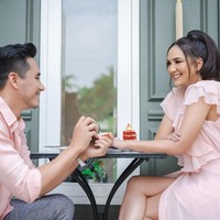 Inilah potret mesra pasangan selebriti Tanah Air tersebut yang telah menikah belasan tahun namun tetap mesra. Dalam keterangan foto ini, Darius mengumbar kalimat romantis untuk Donna. “Maka aku akan menyesal seumur hidupku, telah melewatkan kesempatan untuk menghabiskan sisa hidupku bersama belahan jiwaku, kamu,” tulis Darius begitu romantis. Foto: Instagram @dagnesia @darius.sinathrya @riomotret