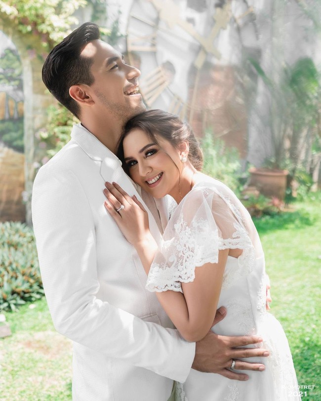 Penampilan Donna bak pengantin. Artis 42 tahun itu mengenakan gaun putih dengan rambut yang disanggul. Foto: Instagram @dagnesia @darius.sinathrya @riomotret