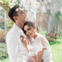 Penampilan Donna bak pengantin. Artis 42 tahun itu mengenakan gaun putih dengan rambut yang disanggul. Foto: Instagram @dagnesia @darius.sinathrya @riomotret