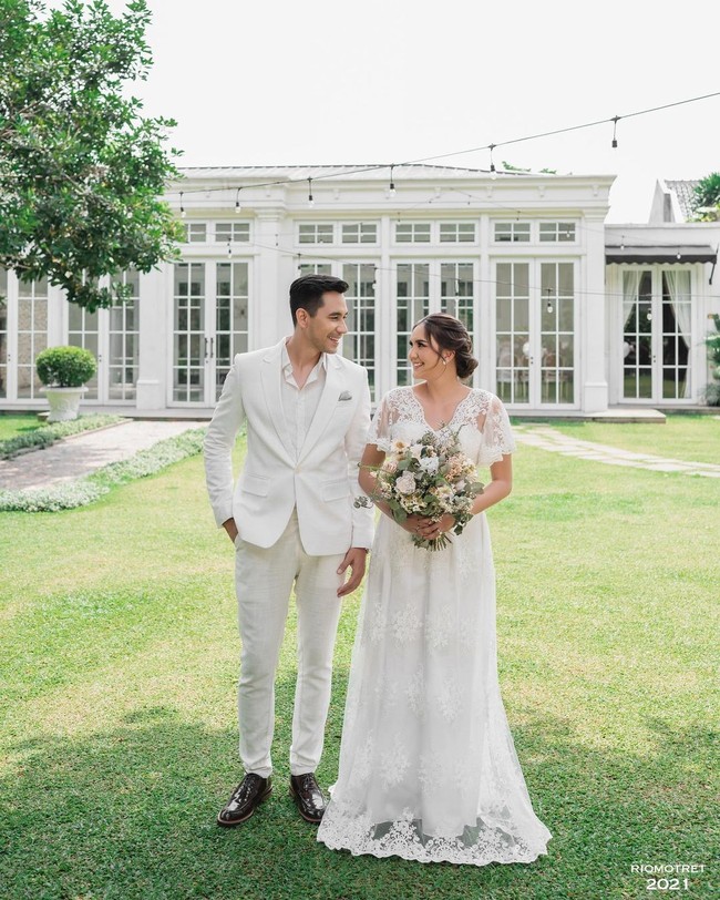 Darius Sinathrya dan Donna Agnesia merayakan hari jadi pernikahan mereka ke-15 dengan cara yang unik. Keduanya melakukan pemotretan bak prewedding. Foto: Instagram @dagnesia @darius.sinathrya @riomotret