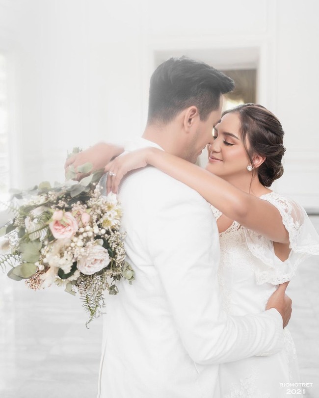 Cinta tak seharusnya pudar oleh bosan tak surut jalani janji, terus menyala saat bersama, pun kala rindu digariskan sejarak ruang dan waktu,” keterangan salah satu foto Darius yang sukses bikin baper netizen. Foto: Instagram @dagnesia @darius.sinathrya @riomotret