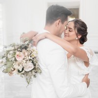 Cinta tak seharusnya pudar oleh bosan tak surut jalani janji, terus menyala saat bersama, pun kala rindu digariskan sejarak ruang dan waktu,” keterangan salah satu foto Darius yang sukses bikin baper netizen. Foto: Instagram @dagnesia @darius.sinathrya @riomotret