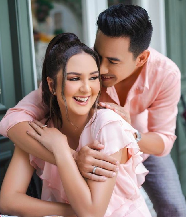 Keduanya tampil kompak menggunakan busana bernuansa peach Foto: Instagram