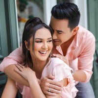 Keduanya tampil kompak menggunakan busana bernuansa peach Foto: Instagram