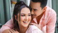 Darius Sinathrya juga dikenal sebagai bucin kepada Donna Agnesia. Foto: Instagram