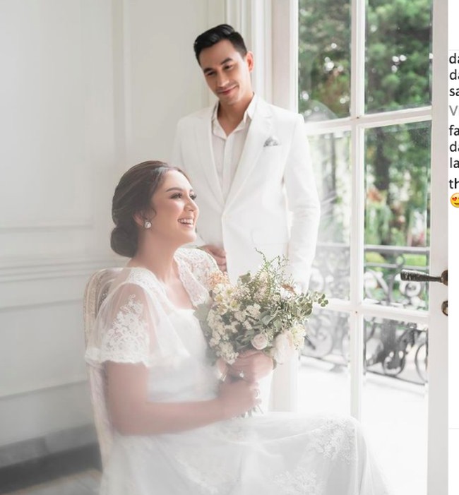 Dalam foto tema lainnya, Donna dan Darius menggunakan busana bernuansa putih. Foto: Instagram