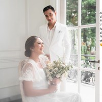 Dalam foto tema lainnya, Donna dan Darius menggunakan busana bernuansa putih. Foto: Instagram