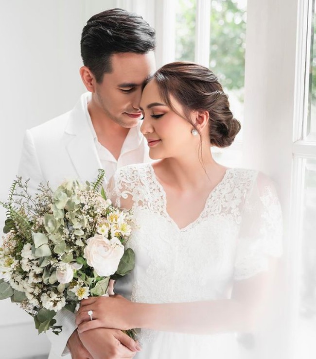 Donna berpose sambil membawa bunga. Sementara Darius berpose dari belakang memeluk mesra sang istri. Foto: Instagram