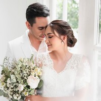 Donna berpose sambil membawa bunga. Sementara Darius berpose dari belakang memeluk mesra sang istri. Foto: Instagram