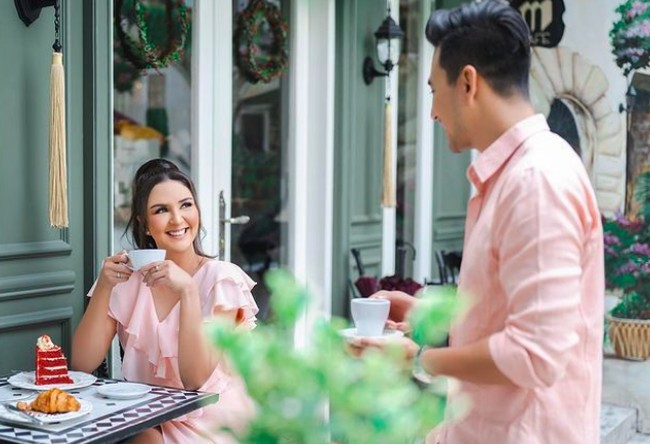 Pasangan yang menikah pada 30 Desember 2006 ini telah menghasilkan tiga anak. Keduanya menjadi salah satu pasangan favorit publik karena jauh dari gosip dan tetap mesra meski sudah menikah cukup lama. Foto: Instagram