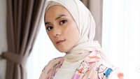 Enno Lerian sudah 4 hari menjalani isoman setelah dinyatakan positif COVID-19. Karantina mandiri di rumah, kini kondisi Enno Lerian sudah lebih segar dan bisa berolahraga. Foto: Dok. Instagram @ennolerian_.
