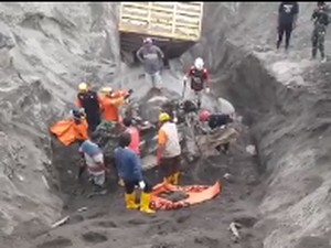 Evakuasi Dua Korban Erupsi Semeru di Lokasi Pertambangan