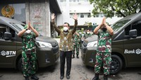 Direktur Utama Bank BTN Haru Koesmahargyo bersama Kepala RSPAD Gatot Subroto Letnan Jenderal TNI dr. Albertus Budi Sulistya usai melakukan penandatangan nota kesepahaman perjanjian kerjasama pemanfaatan jasa layanan perbankan di Jakarta, Kamis (30/12).