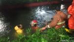 Foto-foto Mobil Nyemplung di Selokan Surabaya Imbas Banjir