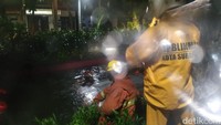 Kejadian ini berawal saat pengemudi, Hairul Saleh (60), melaju di Jalan Indrapura mengendarai Toyota Avanza nopol L 1839 EQ. Dia kemudian hendak berbelok ke kanan.
