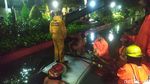 Foto-foto Mobil Nyemplung di Selokan Surabaya Imbas Banjir