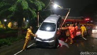 Mobil berwarna silver itu pun langsung tercebur ke selokan. Pengemudi dibantu warga segera keluar dari mobil. Petugas command center yang datang lalu mengevakuasi mobil dari dalam selokan.