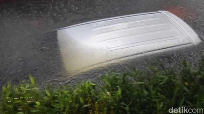 Foto-foto Mobil Nyemplung di Selokan Surabaya Imbas Banjir