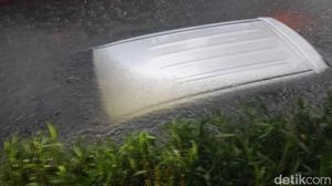 Foto-foto Mobil Nyemplung di Selokan Surabaya Imbas Banjir