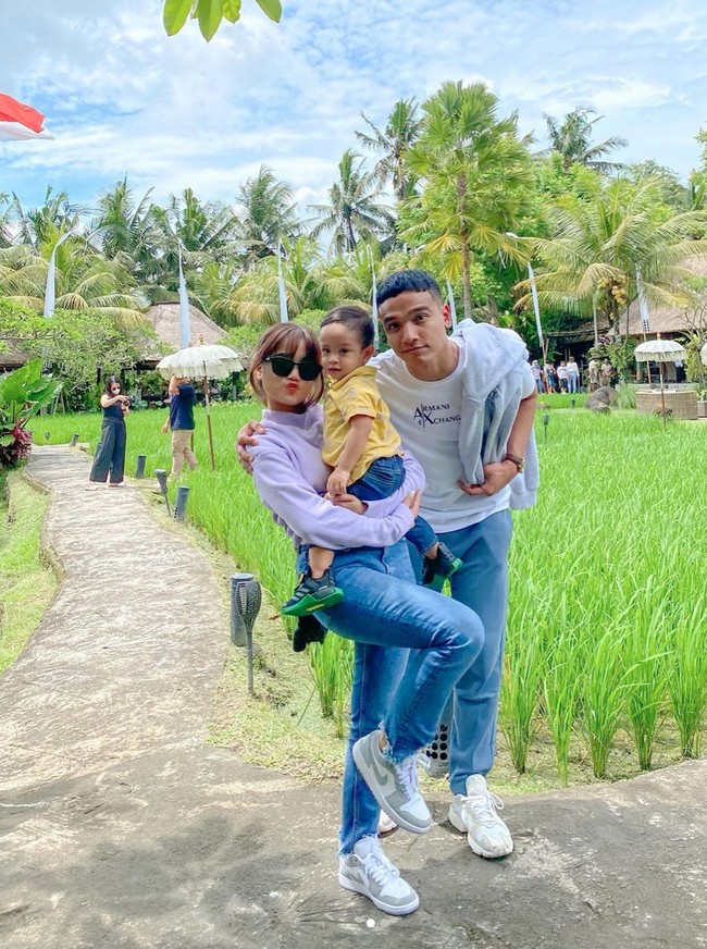 Bali sendiri merupakan salah satu destinasi favorit Bibi dan Vanessa. Sehingga kepergian kedua adik Bibi Ardiansyah ke Bali kali ini tentu membuat mereka terkenang akan momen-momen bersama sang kakak saat di Bali. Biasanya ada mami papi ya gal, sekarang kita bertiga dulu yaa, tulis Fuji di akun Instagramnya. Foto: Instagram/@fuji_an
