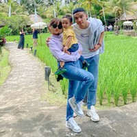 Bali sendiri merupakan salah satu destinasi favorit Bibi dan Vanessa. Sehingga kepergian kedua adik Bibi Ardiansyah ke Bali kali ini tentu membuat mereka terkenang akan momen-momen bersama sang kakak saat di Bali. Biasanya ada mami papi ya gal, sekarang kita bertiga dulu yaa, tulis Fuji di akun Instagramnya. Foto: Instagram/@fuji_an