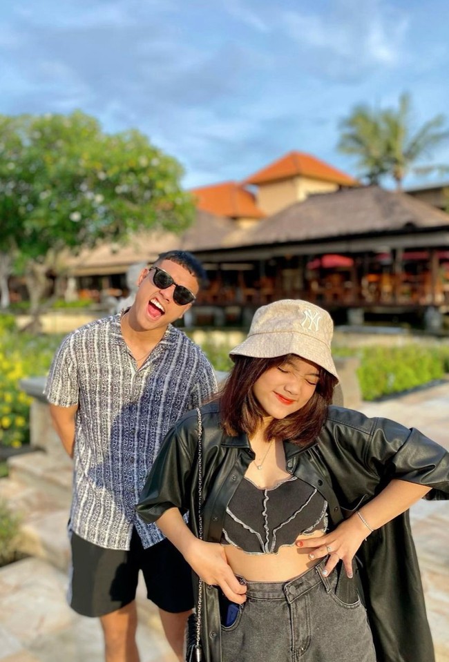 Fuji dan Fadly  memang diketahui memiliki hubungan yang cukup dekat dengan almarhum Bibi dan Vanessa saat masih hidup. Mereka pun sering menghabiskan waktuuu dan pergi berlibur bersama. Foto: Instagram/@fuji_an