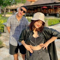 Fuji dan Fadly  memang diketahui memiliki hubungan yang cukup dekat dengan almarhum Bibi dan Vanessa saat masih hidup. Mereka pun sering menghabiskan waktuuu dan pergi berlibur bersama. Foto: Instagram/@fuji_an