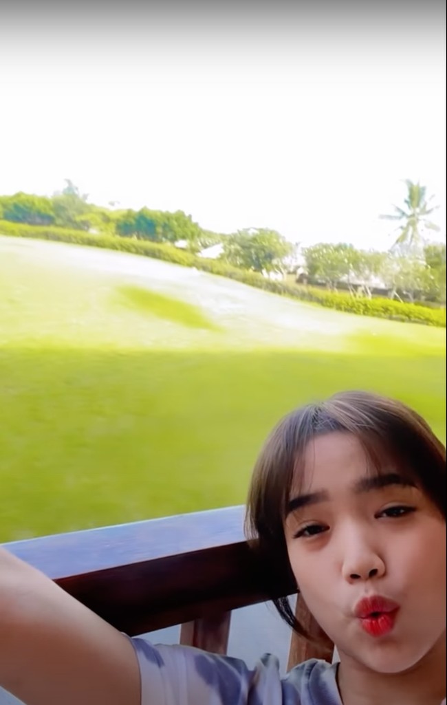 Tak hanya di Instagram, Fuji juga membagikan momen liburannya itu di akun YouTube pribadinya. Melalui video singkat, Fuji tampak memperlihatkan kamar tempatnya menginap. Dari luar penginapannya itu terdapat pemandangan yang indah. Foto: YouTube/Fuji an