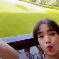 Tak hanya di Instagram, Fuji juga membagikan momen liburannya itu di akun YouTube pribadinya. Melalui video singkat, Fuji tampak memperlihatkan kamar tempatnya menginap. Dari luar penginapannya itu terdapat pemandangan yang indah. Foto: YouTube/Fuji an