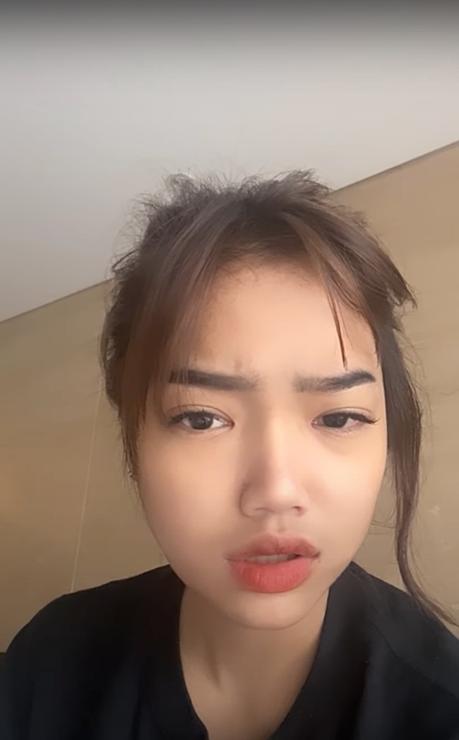 Saat berlibur Fuji sempat mengalami sakit gigi hingga membuat gusinya menjadi bengkak. Alhasil pipi Fuji pun jadi terlihat besar sebelah. Hal itu dikarenakan gigi geraham paling belakangnya sedang tumbuh. Foto: YouTube/Fuji an