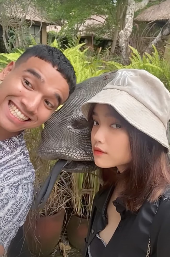 Selama di Bali Fuji dan Fadly tampak mengunjungi berbagai destinasi wisata. Kedua adik Bibi Ardiansyah itu terlihat sangat kompak dan juga akur. Foto: YouTube/Fuji an