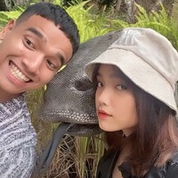 Selama di Bali Fuji dan Fadly tampak mengunjungi berbagai destinasi wisata. Kedua adik Bibi Ardiansyah itu terlihat sangat kompak dan juga akur. Foto: YouTube/Fuji an
