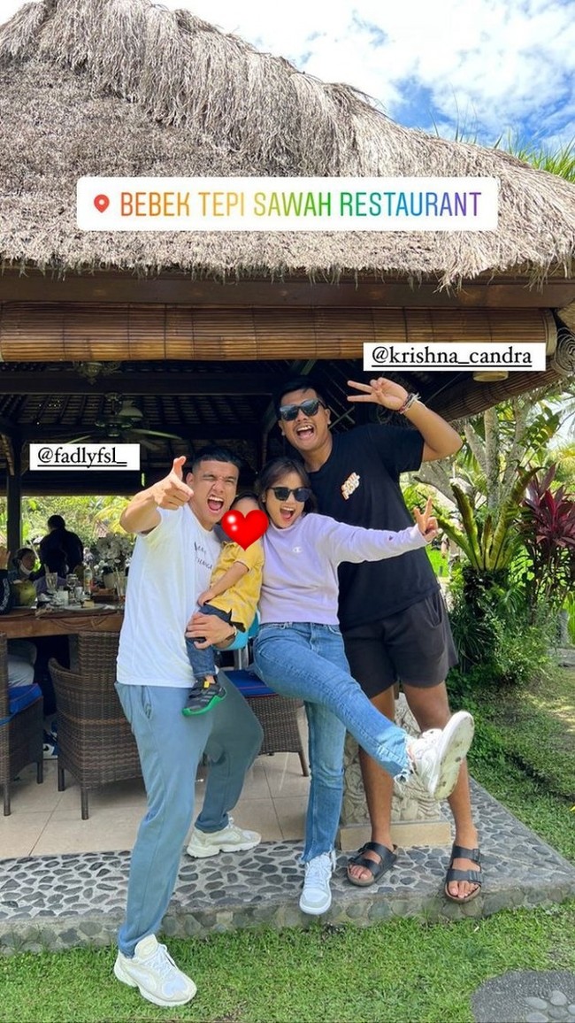 Fuji dan Fadly Faisal semakin dikenal karena kedekatannya dengan anak semata wayang almarhum Bibi Ardiansyah dan Vanessa Angel. Semenjak kepergian keduanya, Fuji dan Fadly lah yang membantu menggantikan peran untuk merawat Gala Sky. Foto: Instagram/@fuji_an