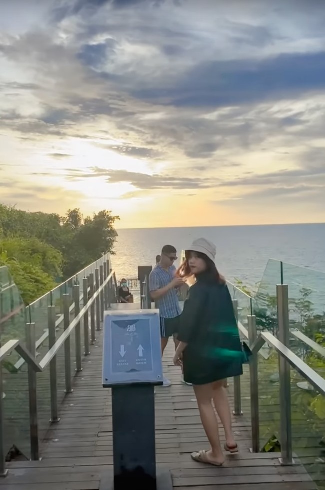 Begini potret saat Fuji dan Fadly tengah menghabiskan waktu bersama untuk mengunjungi salah satu destinasi wisata di Bali. Pemandangannya terlihat sangat indah ya, bikin kangen liburan.. Foto: Instagram/@fuji_an