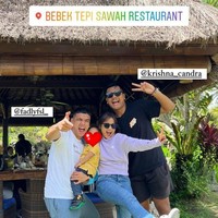 Fuji dan Fadly Faisal semakin dikenal karena kedekatannya dengan anak semata wayang almarhum Bibi Ardiansyah dan Vanessa Angel. Semenjak kepergian keduanya, Fuji dan Fadly lah yang membantu menggantikan peran untuk merawat Gala Sky. Foto: Instagram/@fuji_an