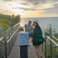 Begini potret saat Fuji dan Fadly tengah menghabiskan waktu bersama untuk mengunjungi salah satu destinasi wisata di Bali. Pemandangannya terlihat sangat indah ya, bikin kangen liburan.. Foto: Instagram/@fuji_an